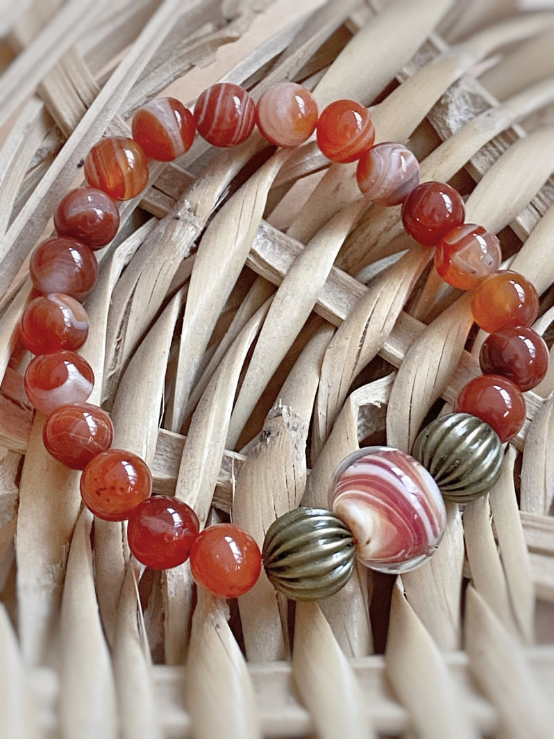 A465 - Roter Bänderachat mit Lampwork-Perle