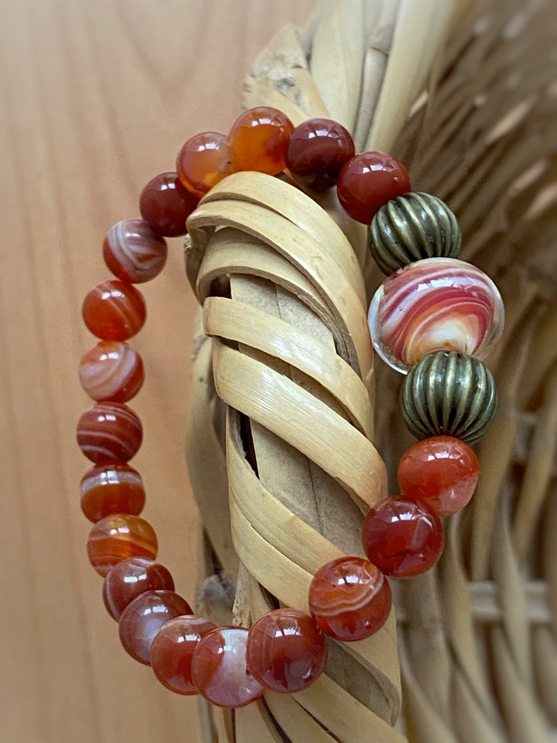 A465 - Roter Bänderachat mit Lampwork-Perle