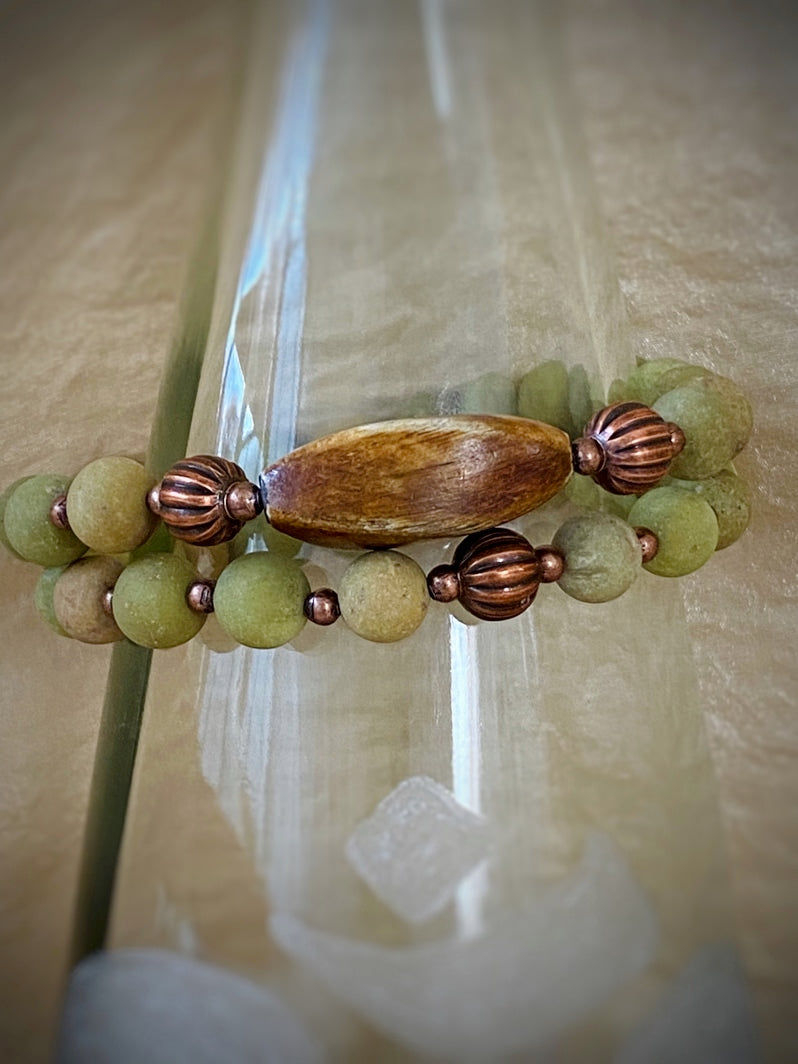 A489 - Olivgrüner Opal mit Hornperle