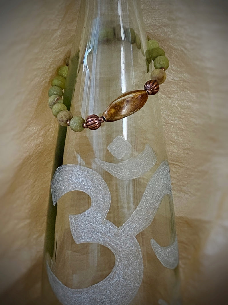 A489 - Olivgrüner Opal mit Hornperle