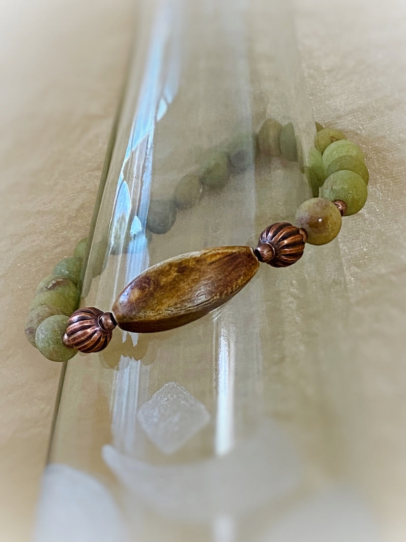 A489 - Olivgrüner Opal mit Hornperle