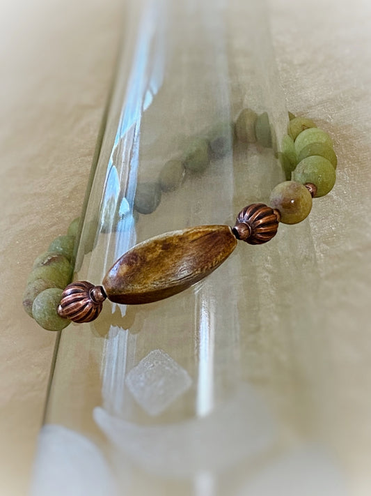 A489 - Olivgrüner Opal mit Hornperle