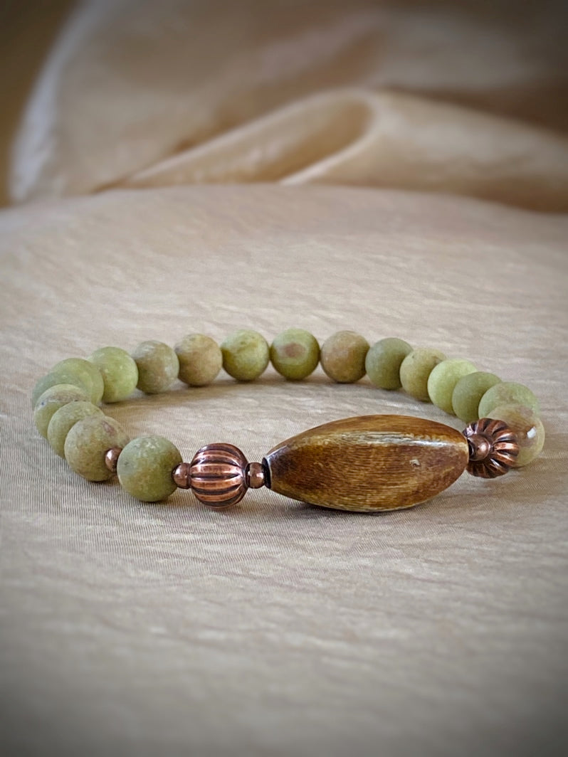 A489 - Olivgrüner Opal mit Hornperle