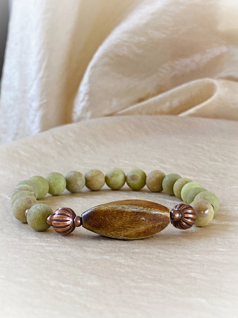 A489 - Olivgrüner Opal mit Hornperle