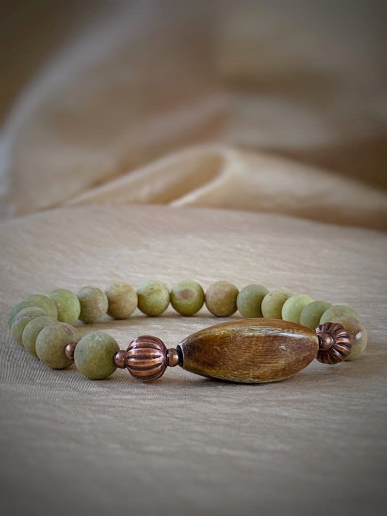A489 - Olivgrüner Opal mit Hornperle