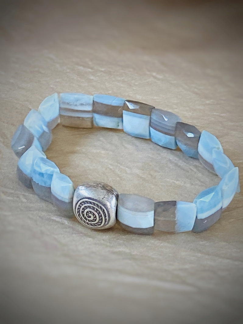A493 -Facettierter blauer Opal