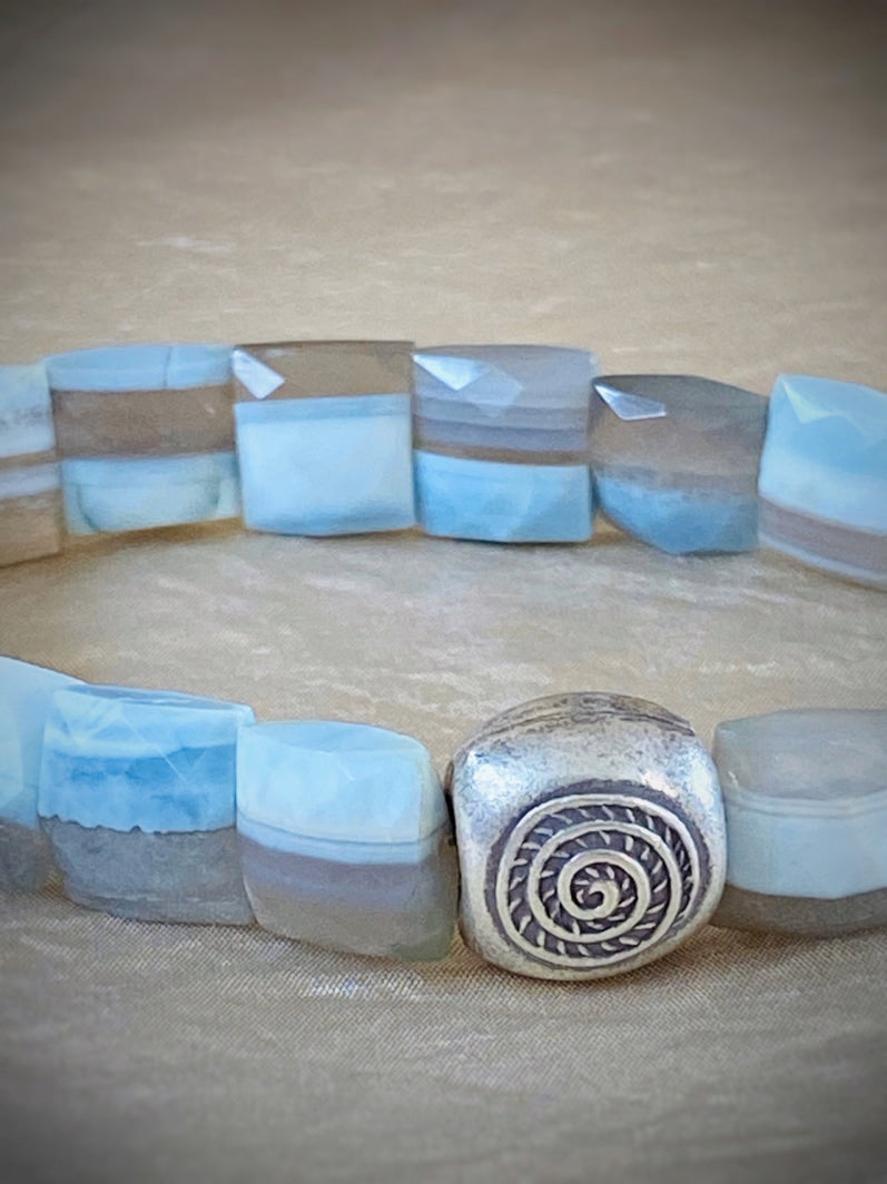 A493 -Facettierter blauer Opal