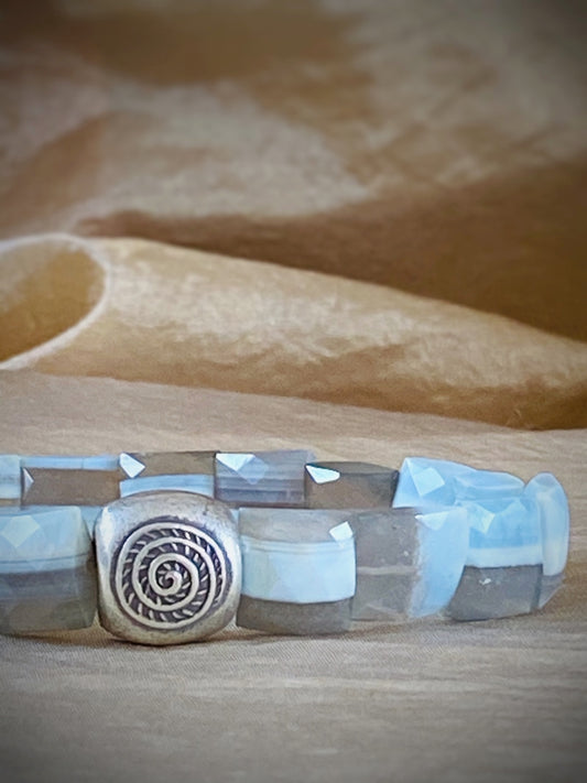 A493 -Facettierter blauer Opal