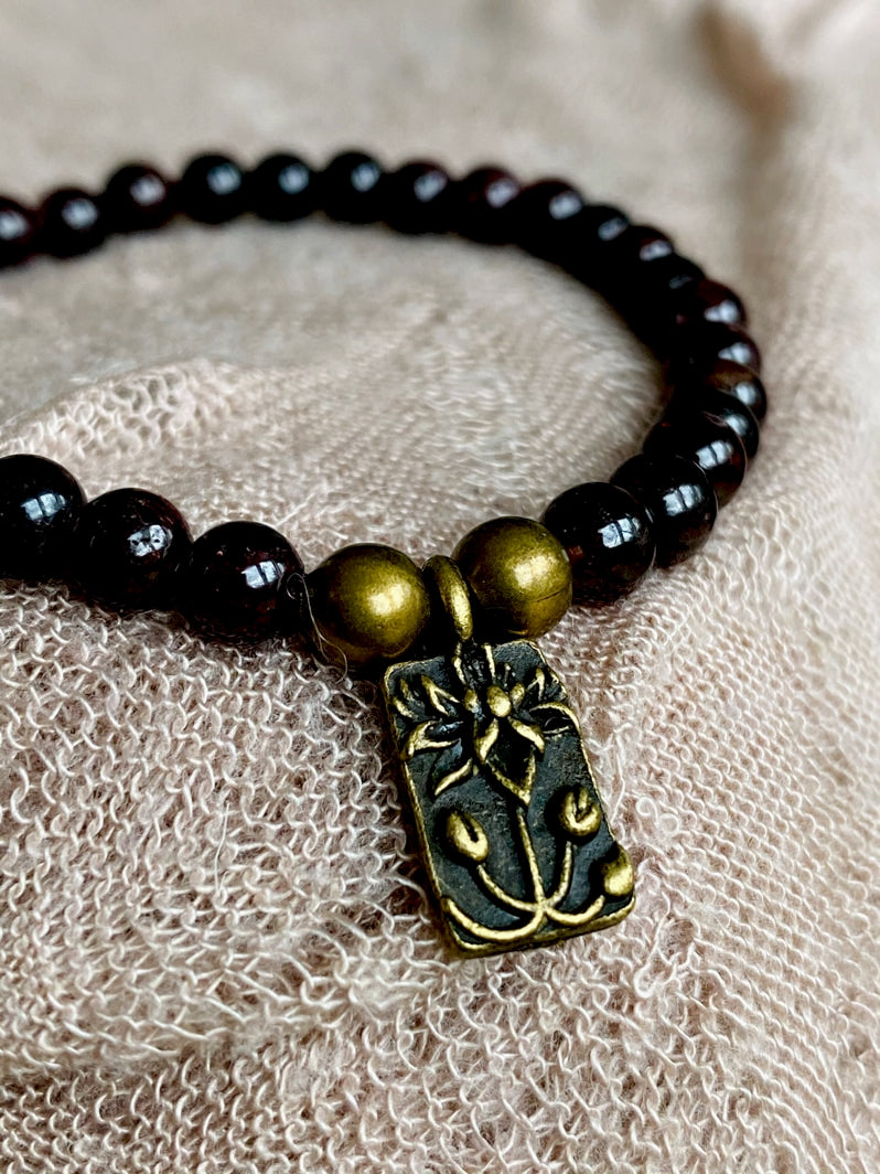 A516 - Granat mit Messing-Lotus