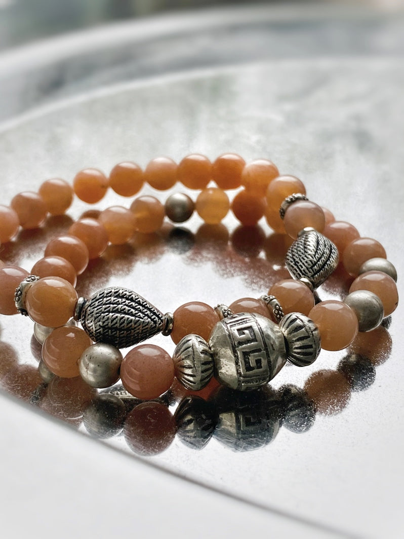 A543 - Orangefarbener Mondstein mit Silber