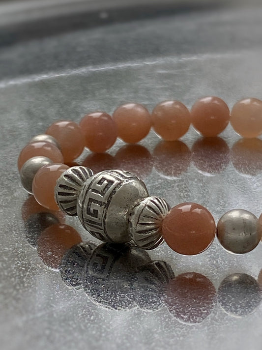 A543 - Orangefarbener Mondstein mit Silber