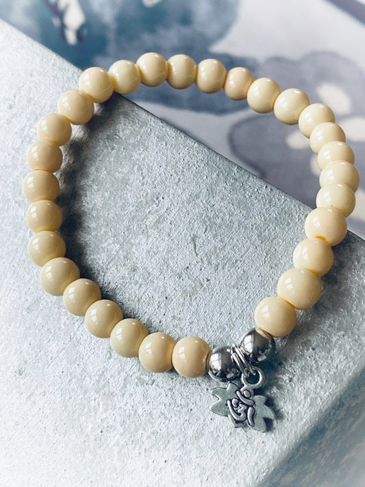A583 - Elfenbeinfarbene Glasperlen mit Lotus