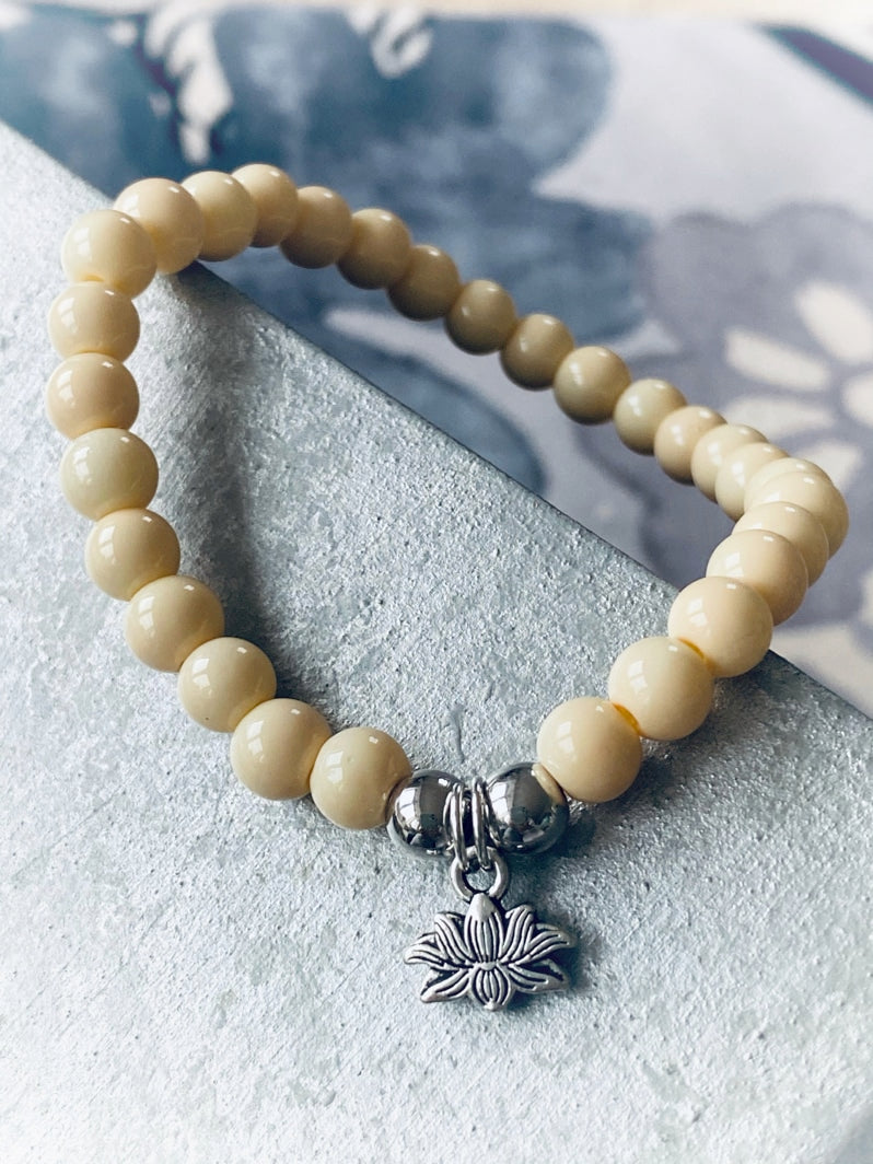 A583 - Elfenbeinfarbene Glasperlen mit Lotus