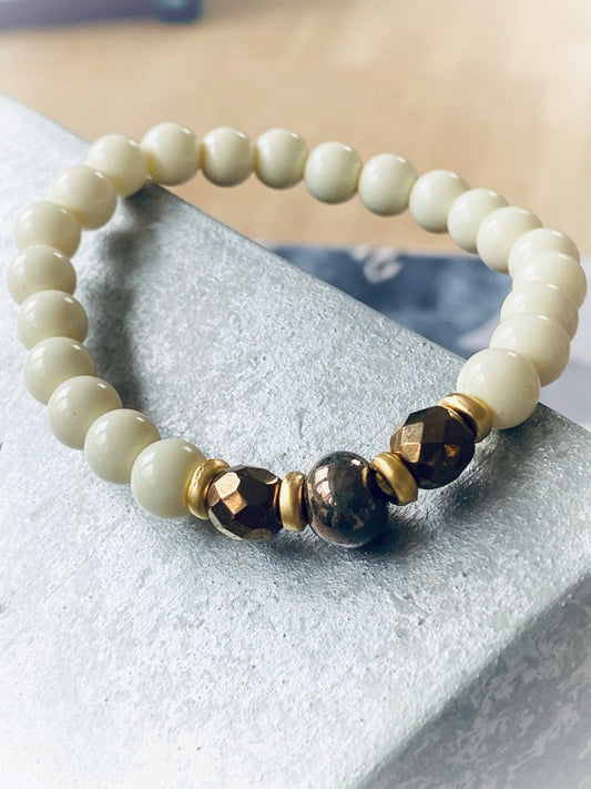 A619 - Cremefarbene Glasperlen mit Keramikperle
