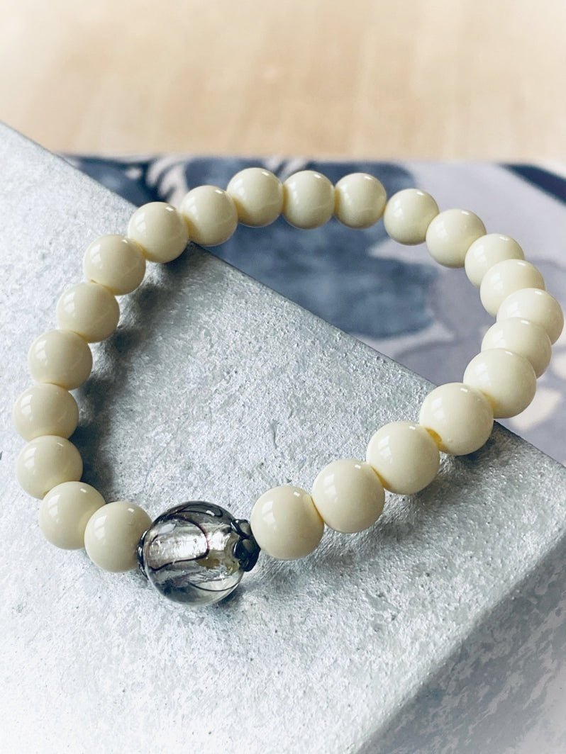 A621 - Cremefarbene Glasperlen mit Muranoglas