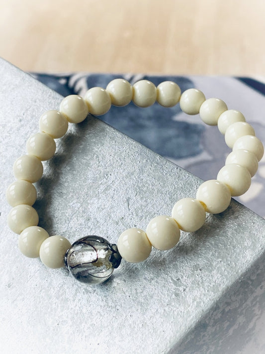 A621 - Cremefarbene Glasperlen mit Muranoglas