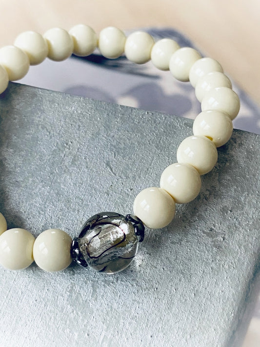 A621 - Cremefarbene Glasperlen mit Muranoglas