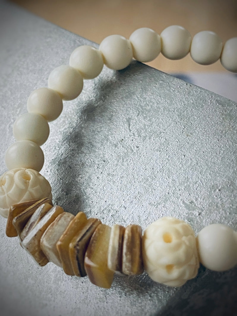 A626 - Cremefarbene Glasperlen mit Heishi-Perlen