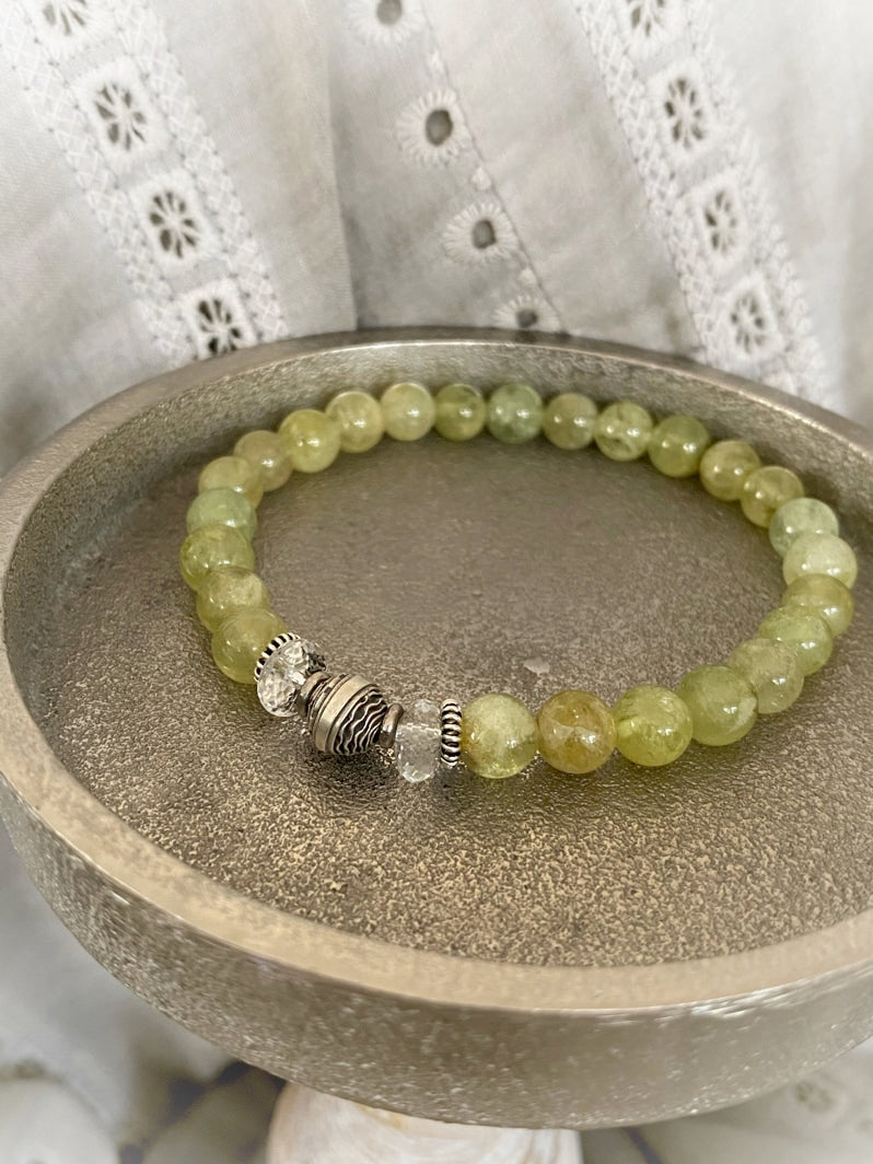 A673 - Grüner Granat mit Bergkristall