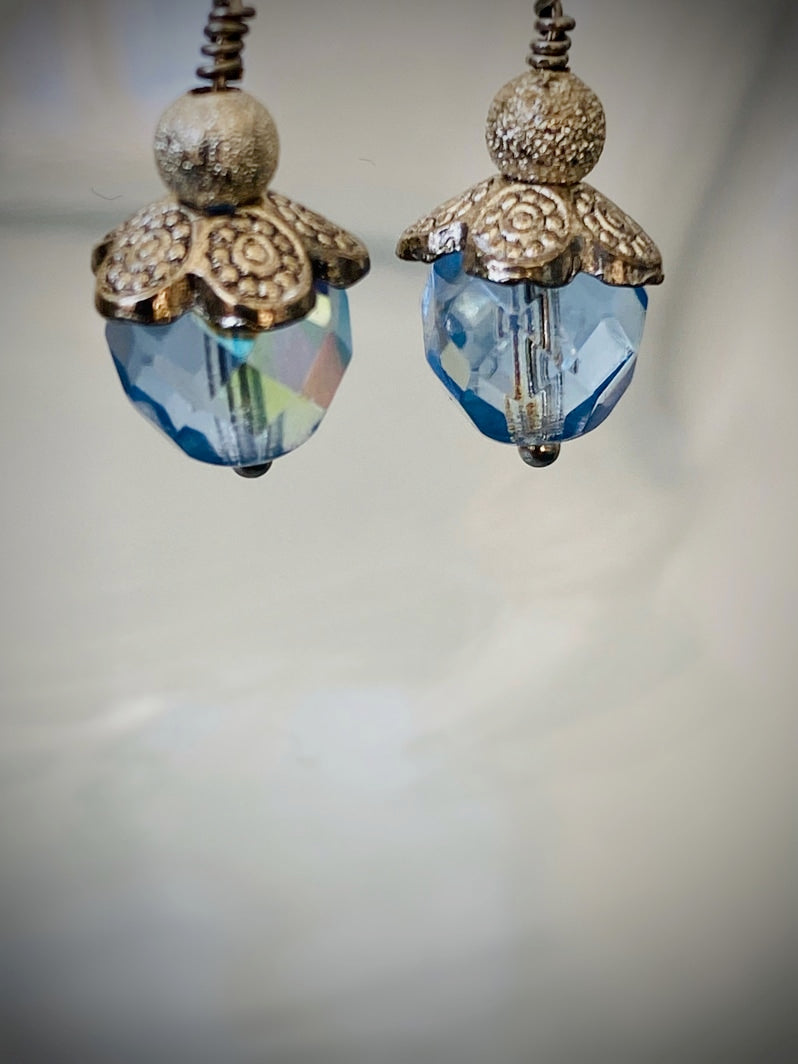 E003 - Silberohrringe mit hellblauen Perlen