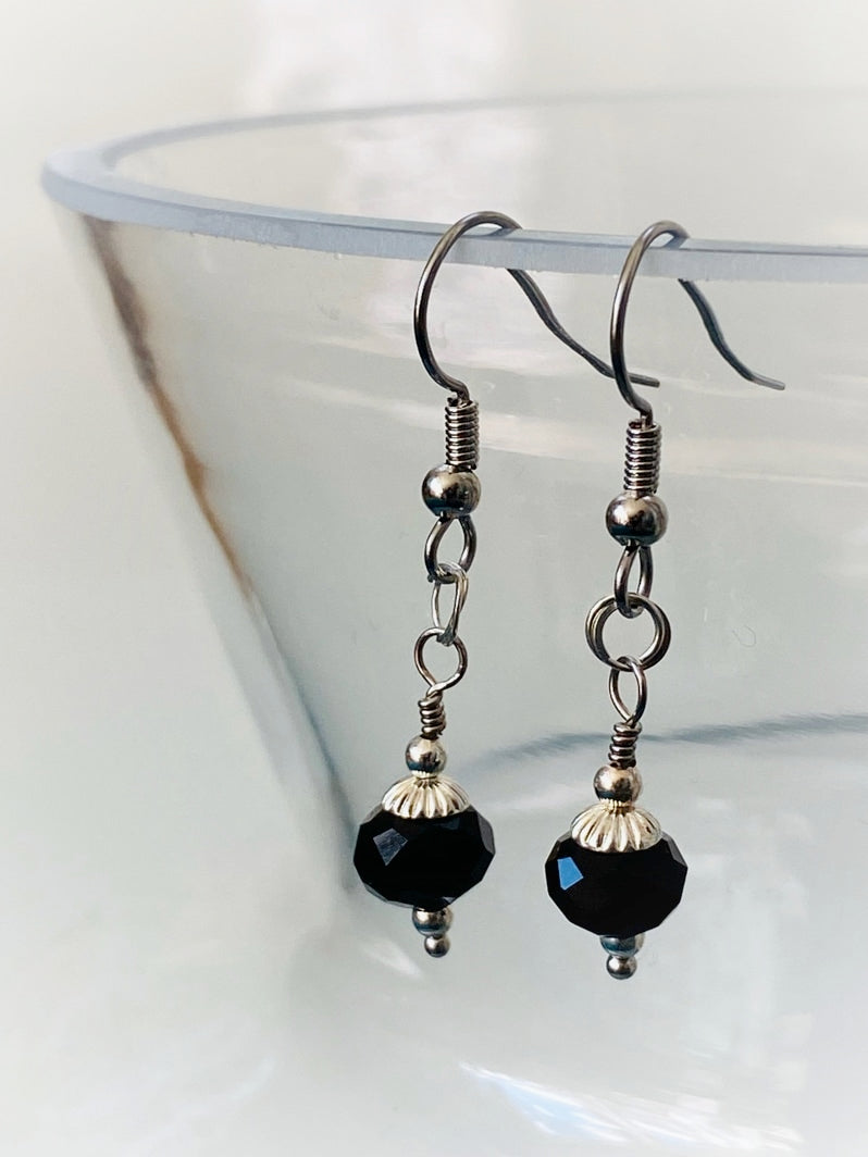 E006 - Silberohrringe mit schwarzen Glas-Perlen