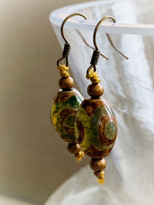 E011 - Messingohrringe mit Tibetischen Achat-Oliven