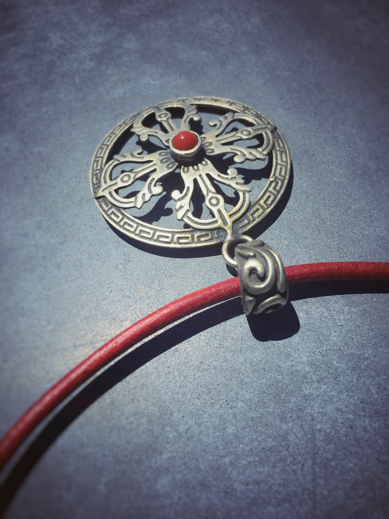 K047 - Silber-Amulett mit Koralle