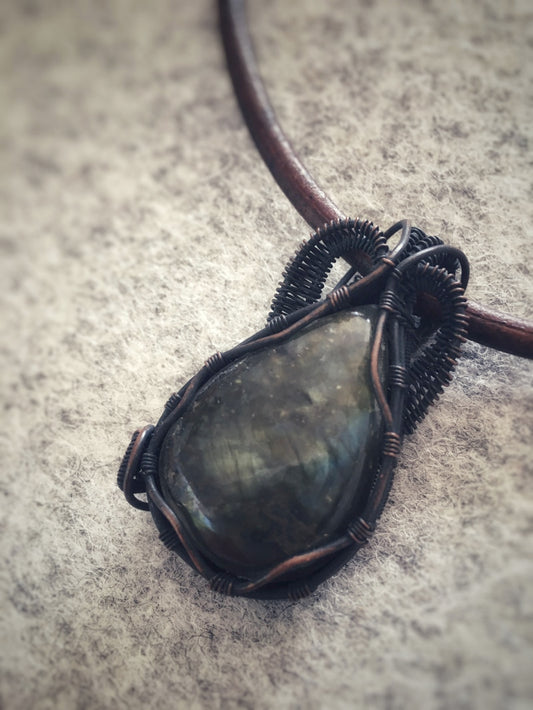 K055 - Labradorit in Wirework