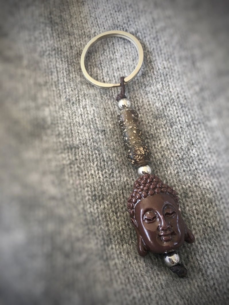 S048 - Brauner Buddha mit Glasperlen