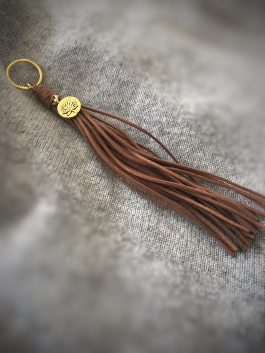 S051 - Braune Wildlederquaste mit Lotusblüte