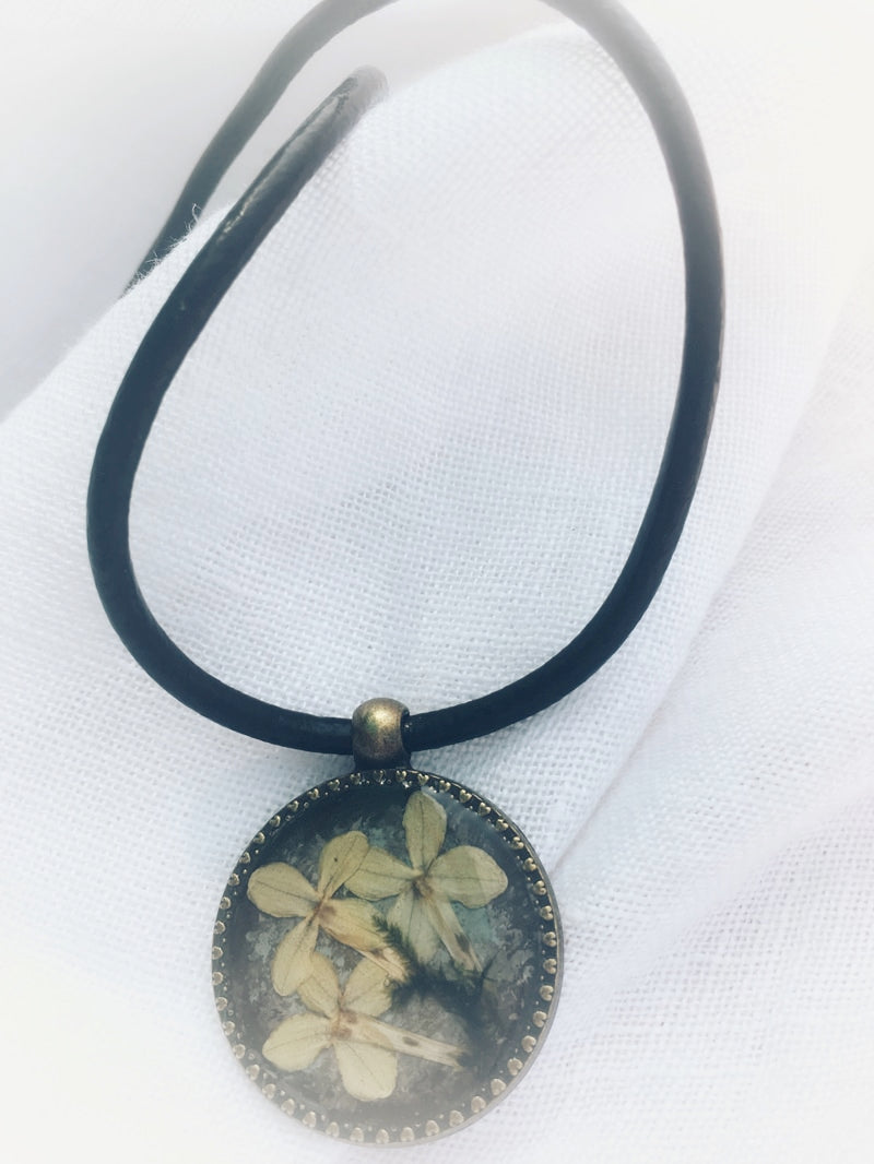 Z023 - Blüten-Amulett