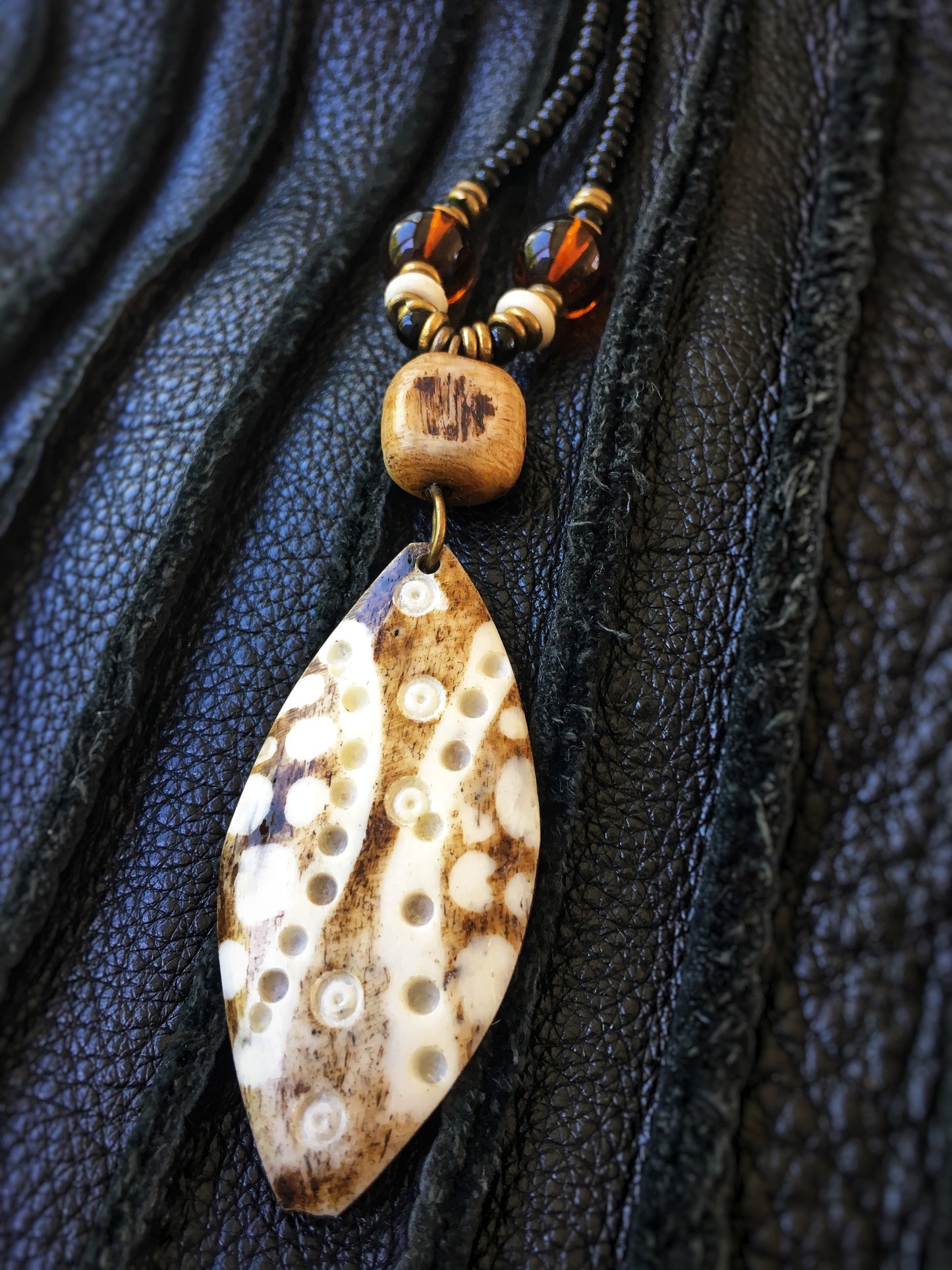 Z028 - Australisches Holz-Amulett