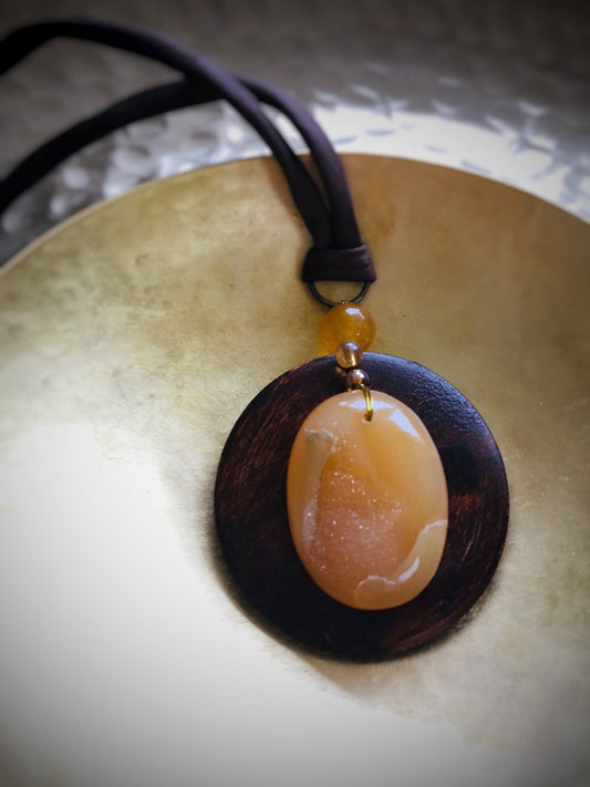 Z061 - Seidenbandkette mit Chalcedon-Amulett