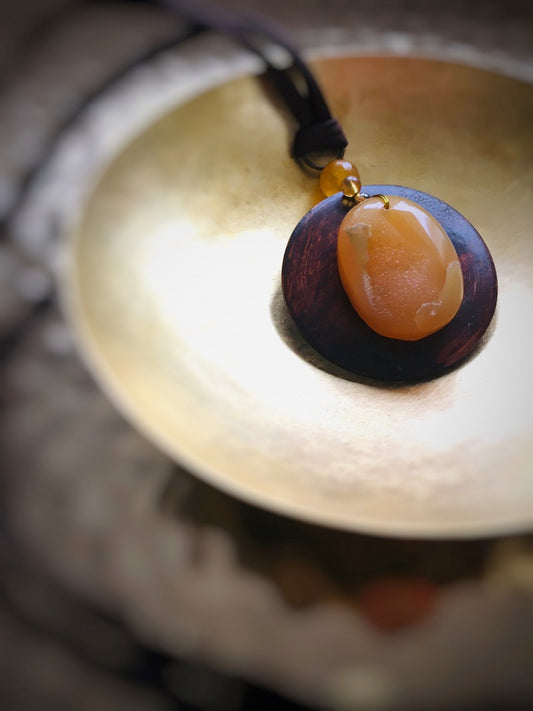 Z061 - Seidenbandkette mit Chalcedon-Amulett