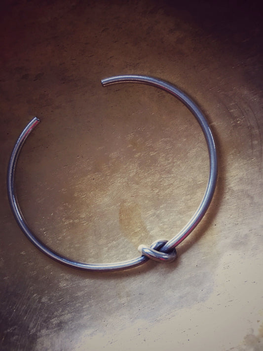 Z062 - Silber-Armreif mit Knoten