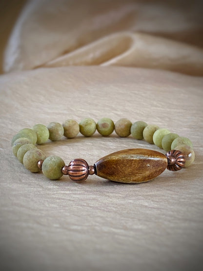 A489 - Olivgrüner Opal mit Hornperle
