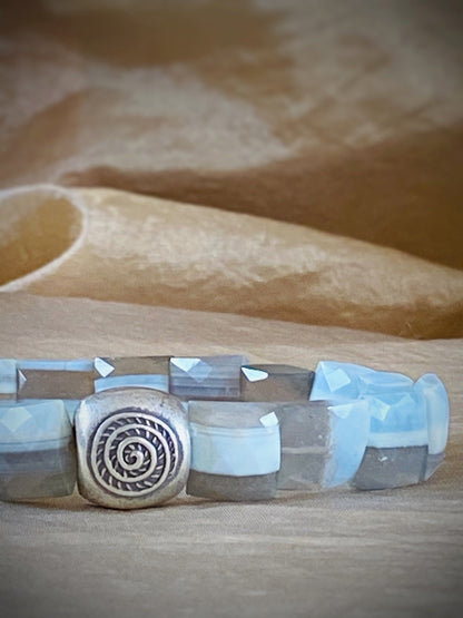 A493 -Facettierter blauer Opal
