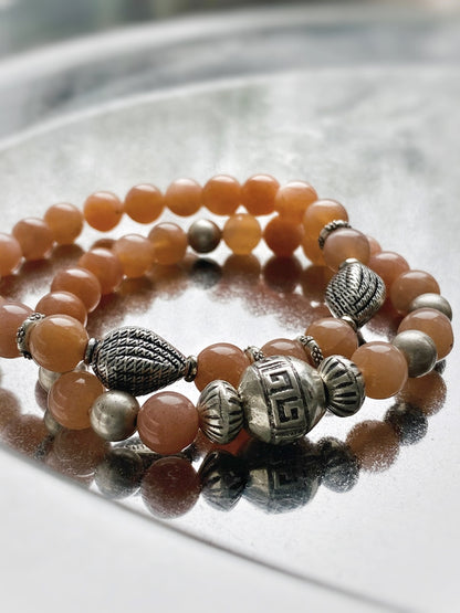 A543 - Orangefarbener Mondstein mit Silber