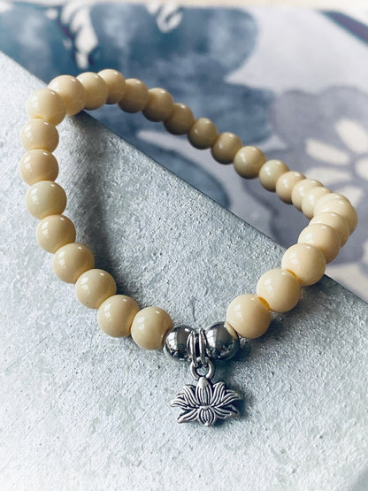 A583 - Elfenbeinfarbene Glasperlen mit Lotus