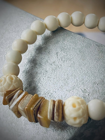 A626 - Cremefarbene Glasperlen mit Heishi-Perlen