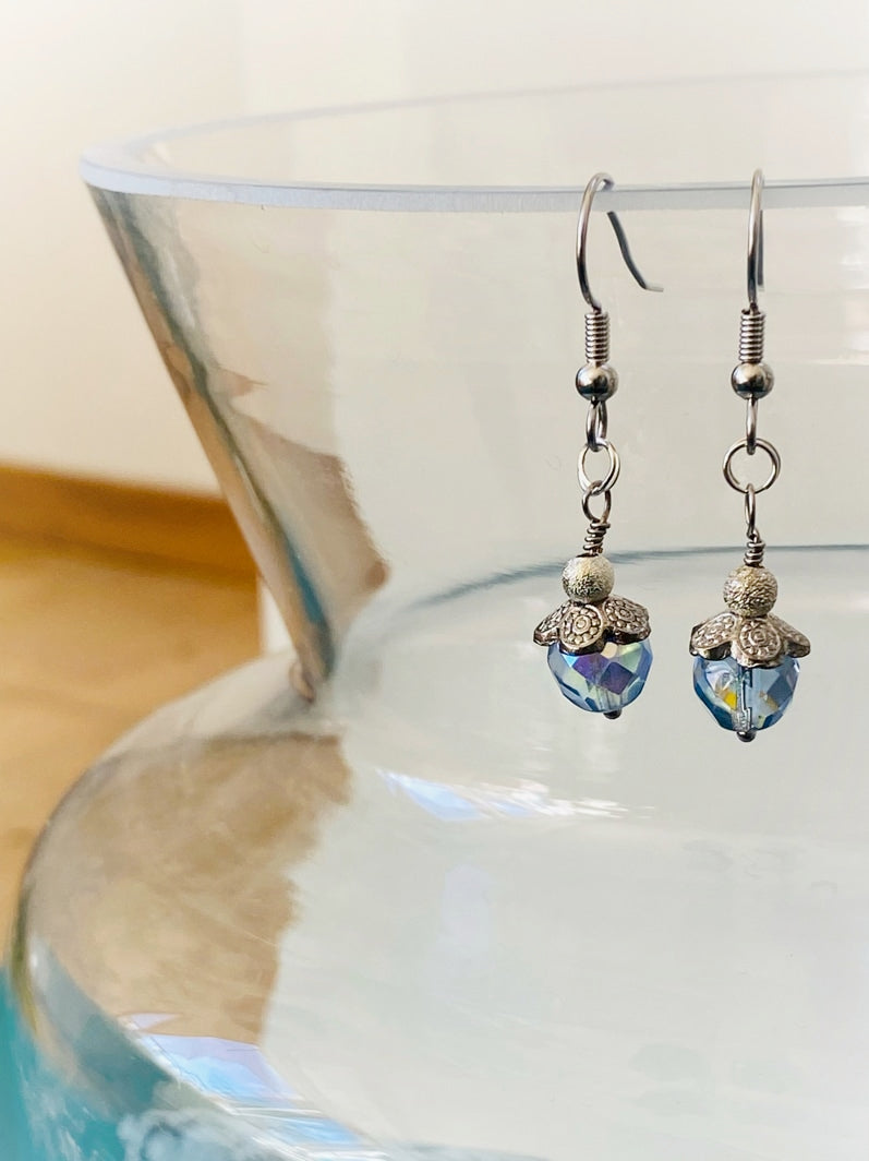 E003 - Silberohrringe mit hellblauen Perlen