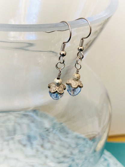 E003 - Silberohrringe mit hellblauen Perlen