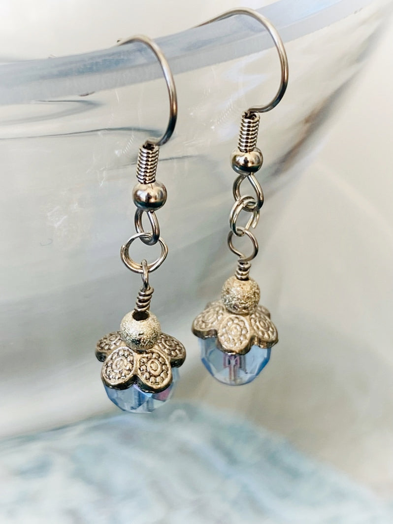 E003 - Silberohrringe mit hellblauen Perlen