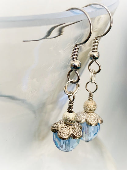 E003 - Silberohrringe mit hellblauen Perlen