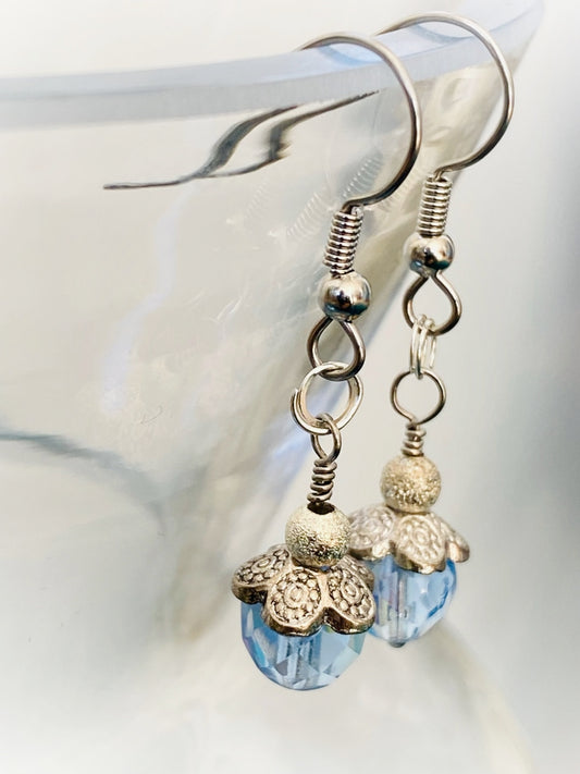 E003 - Silberohrringe mit hellblauen Perlen