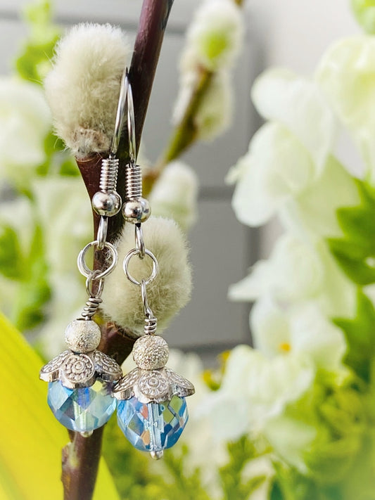 E003 - Silberohrringe mit hellblauen Perlen