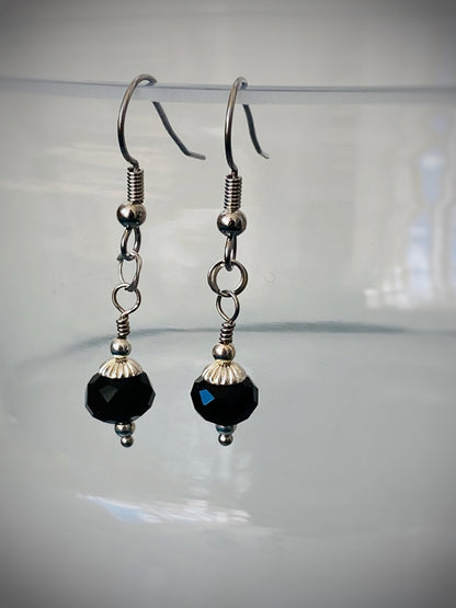 E006 - Silberohrringe mit schwarzen Glas-Perlen