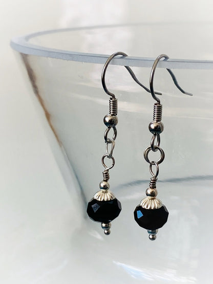 E006 - Silberohrringe mit schwarzen Glas-Perlen