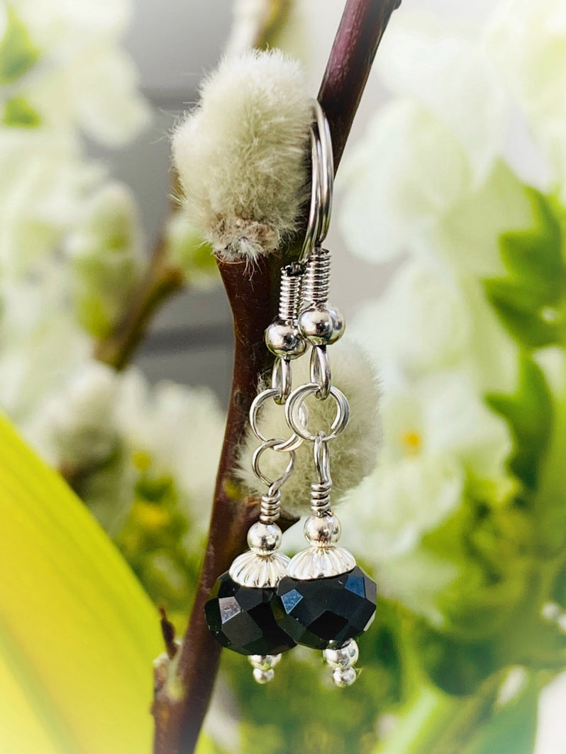 E006 - Silberohrringe mit schwarzen Glas-Perlen