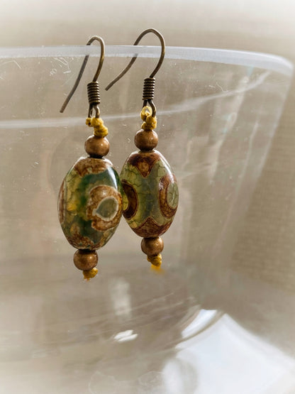 E011 - Messingohrringe mit Tibetischen Achat-Oliven